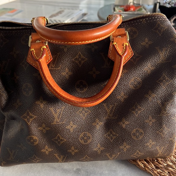 LV speedy bag 30 great condition - gently used with locks and dust bag. - Picture 4 of 10